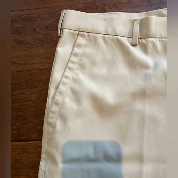 Luxurious Peter Millar Men’s Khaki Golf Short - Picture 2 of 10